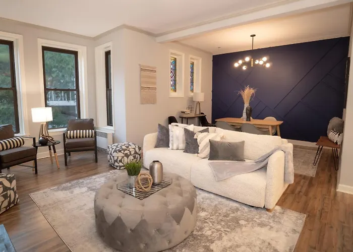 Near Zoo & • Reading Nook + Parking *