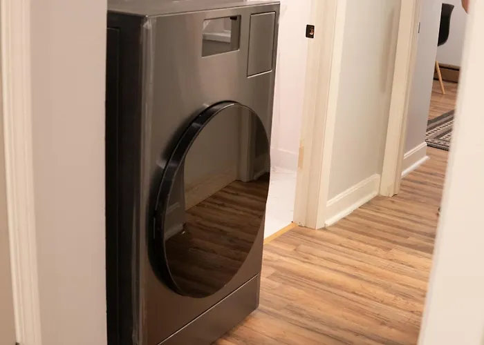 Near Zoo & • Reading Nook + Parking * Chicago