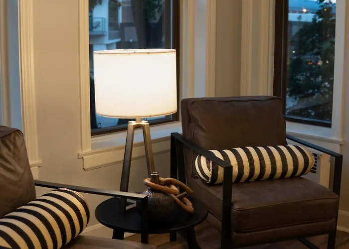 Near Zoo & • Reading Nook + Parking * Chicago