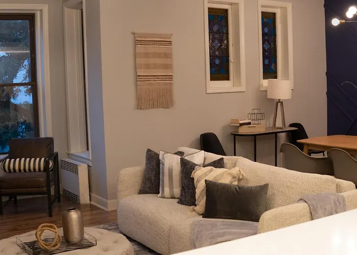 Near Zoo & • Reading Nook + Parking Chicago