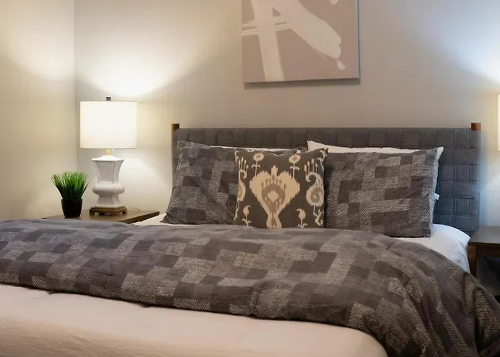 Near Zoo & • Reading Nook + Parking * Chicago