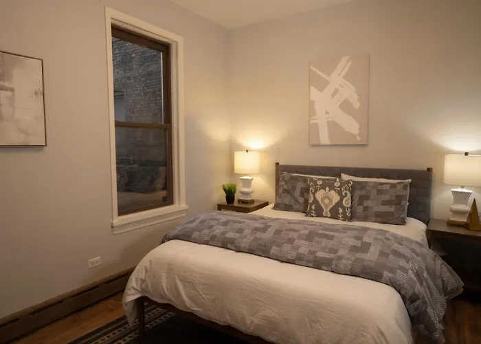 Near Zoo & • Reading Nook + Parking Chicago