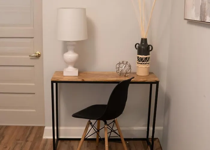Near Zoo & • Reading Nook + Parking * Chicago