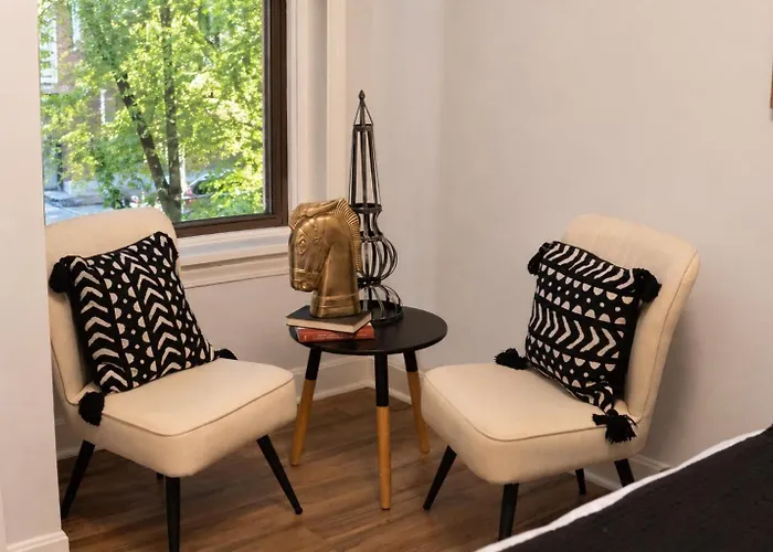 Near Zoo & • Reading Nook + Parking Chicago